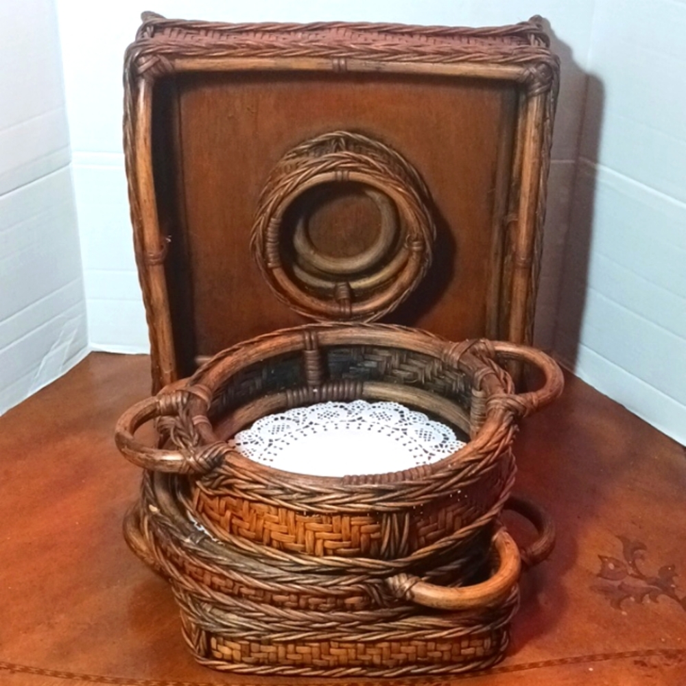 CHIP & DIP BASKETS W/MATCHING TRAYS